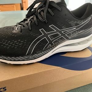 New, never worn, mens ASICS gel Kayano 28 size 12